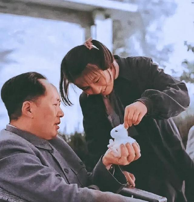 52年李讷学滑冰，工作人员拍下一张父女合影，毛主席眼中充满父爱