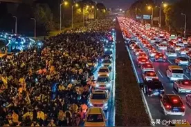 郑开骑行头次见汽车被卑微的挤到一个道上瑟瑟发抖图片