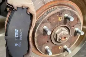 刹车片寿命藏猫腻！老司机揭秘：这些更换信号别被4S店忽悠了！图片