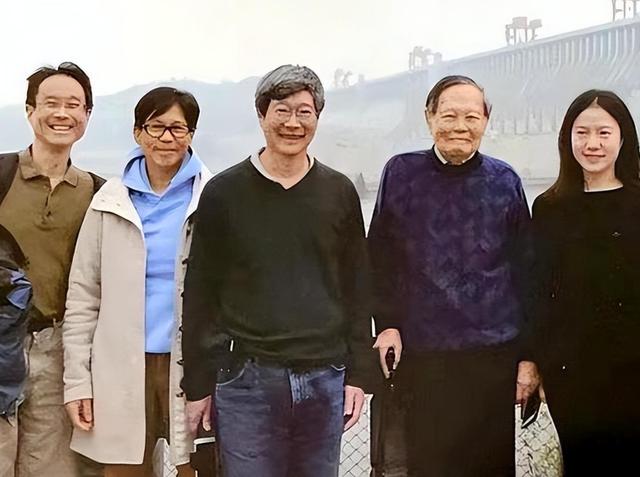 杨振宁家庭情况曝光：三个儿女无人继承物理学，与翁帆关系也很好