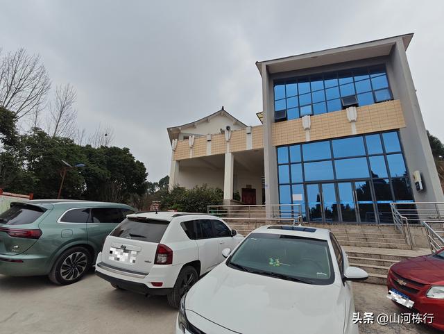 成都周边一日徒步｜眉山牛角寨：登高访古，邂逅全国最大胸像佛