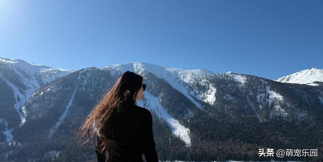 雪花亲吻月亮湾，陌生旅伴一笑，我的独自上路瞬间不孤单