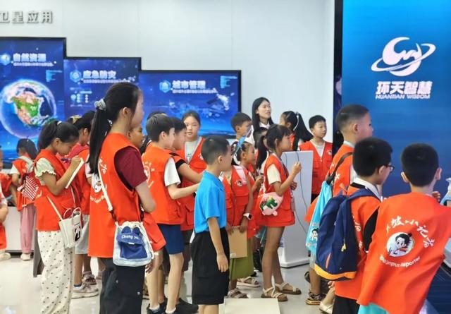 东坡小记者走进眉山天府新区，探索卫星科技