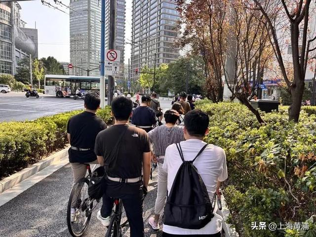 这场红色骑行走“新”更走“心”