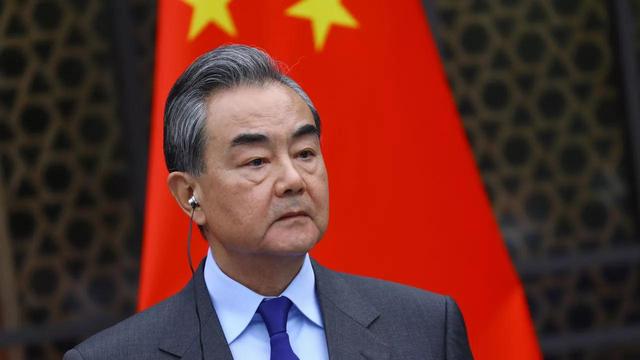 美航母舰队进战位，委电话打到北京，救不救马杜罗？王毅斩钉截铁