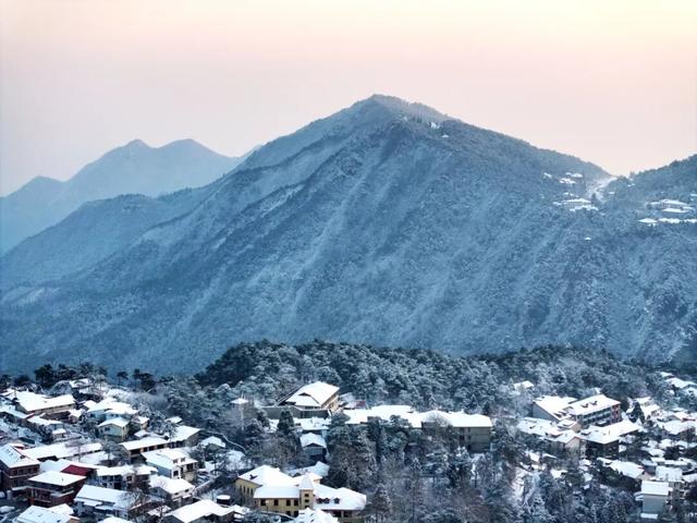 古人诚不欺我！“朝日照积雪 庐山如白云”
