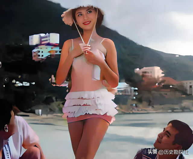 夏梦有多美？57年她和毛主席合影，那年24岁，端庄典雅，美艳绝伦