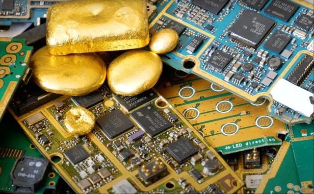 广东一男子用170公斤手机SIM卡芯片废料提炼出191.73克黄金，当事人：银行卡等芯片也能提炼	，但提取过程危险