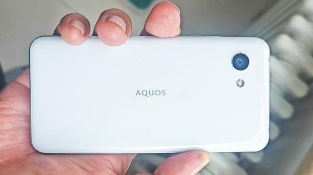 外观复杂的夏普手机，腰圆键加5.2英寸水滴屏，定制系统很流畅