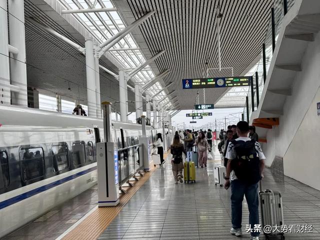 每天超3亿人次出游创纪录，国庆长假人们都去了哪？