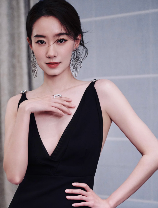 活动现场堪称混乱，杨幂刘亦菲表现截然不同，一人抢C位受到反噬