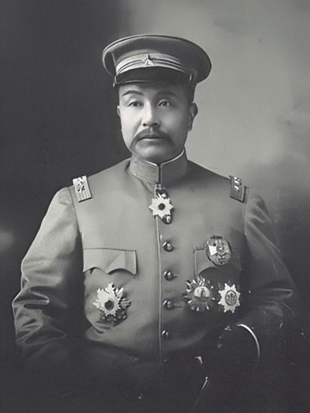 临死前袁世凯把儿子叫到床前：你不要送葬	，开枪打死穿红衣服的人