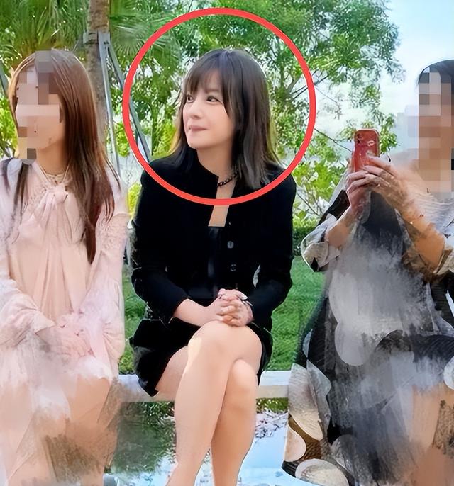 封杀四年，49岁赵薇近况再曝，参加好友婚礼，脸垮皮衰无星气