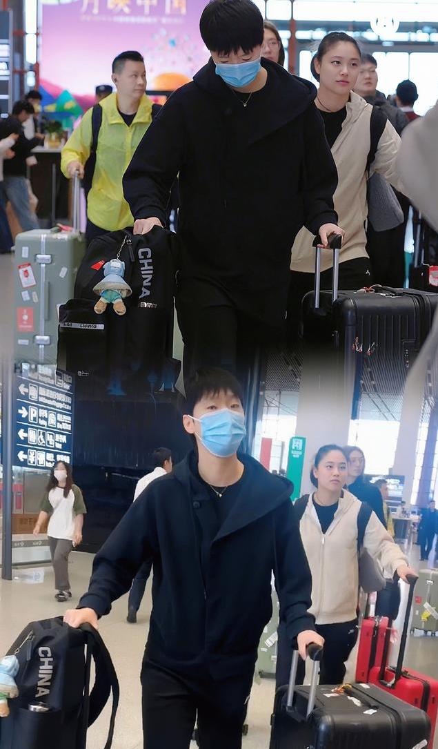 国乒精英启程印度，王楚钦潮流装扮吸睛，王曼昱与姐妹情深意重