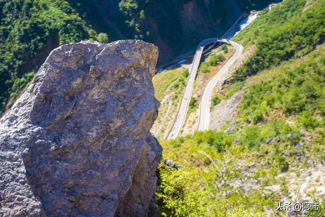 独立悬崖之巅,俯瞰壮美金沙江,尽情领略其“如玉”的一面