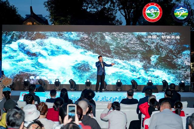 “冰雪胜境 美哉伊犁”2025伊犁冬季文旅推介会走进成都宽窄巷子