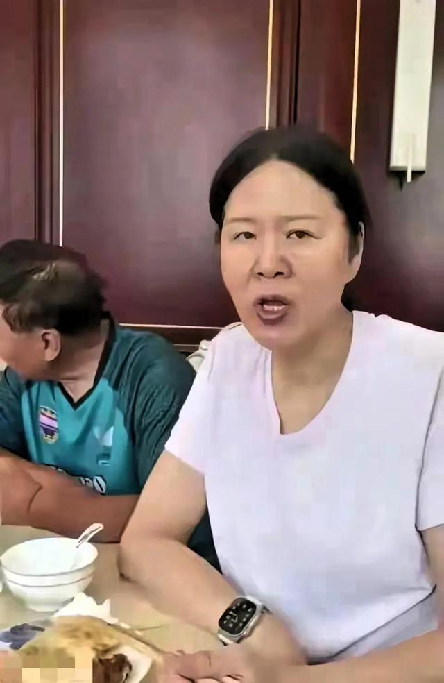 我的天呐！郎平咋突然变成这样了，模样变化好大 真是认不出来了！