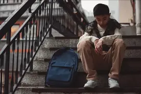 儿子休学，沉迷手机辱骂父母，按这4个方法做，他自己要求复学了图片