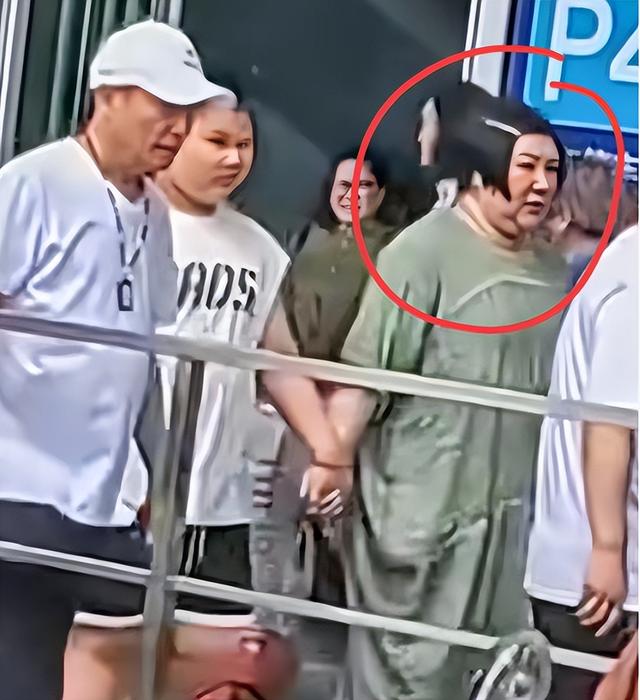 郭德纲一家现身上海，王惠穿绿裙胖到没脖子、10岁郭汾阳眼斜嘴歪