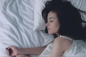 梦中梦到去世的人，一定要好好珍惜，因为地府托梦的费用过于昂贵图片