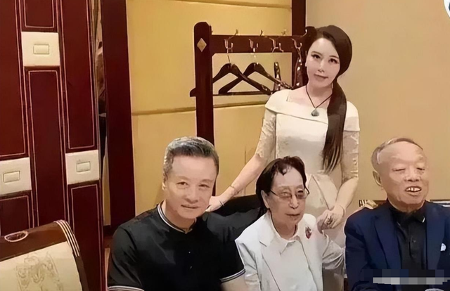 他是前外交部部长之子，娶了阎维文女儿，却选择独自创业自力更生