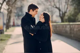 妻子突袭回家,想给丈夫一个大惊喜,谁知到家却看见这幕!图片