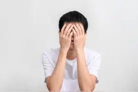 天津男子追女同事3年没结果，辞职回家和别人结婚，女子得知大哭图片