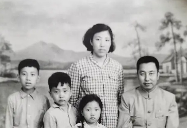 15岁入党，18岁和主席结婚，如今仍健在，却几乎不露面