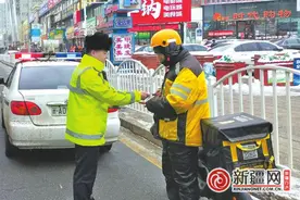 乌鲁木齐交警加强外卖电动车道路交通安全管理 重点查处闯红灯、逆行、横穿道路、不戴头盔等违法行为图片