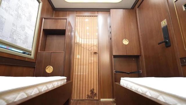 武汉首发！火车变“移动酒店”！每间房都能洗澡，首发上座率95%