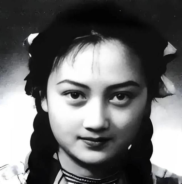 她是中国唯一影星少将，41岁丧子58岁丧夫，命运对她似乎格外严苛