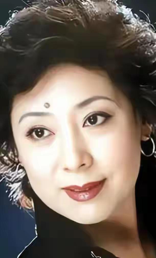 国家一级演员 女中音歌唱家 关牧村