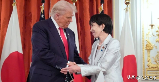 扇贝腐烂，盟友沉默！日本5500亿买不来美国一句撑腰，民调创新低