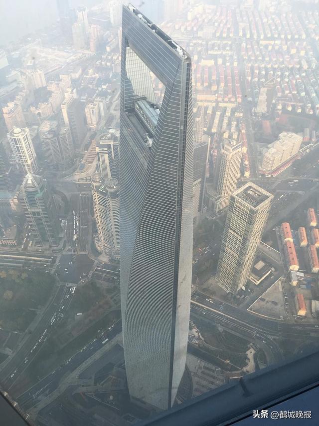 惊险！两架无人机上海环球金融中心高空对撞，飞手遭行政处罚