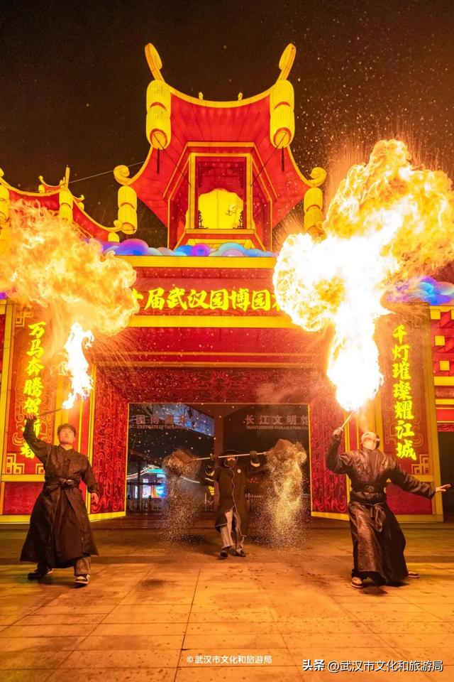 武汉最大发财树，三层楼高，明天亮！