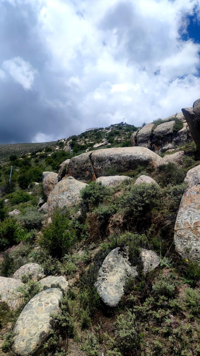 爬拉萨哲蚌寺后山，从海拔3600米到山顶5300米，上下20公里