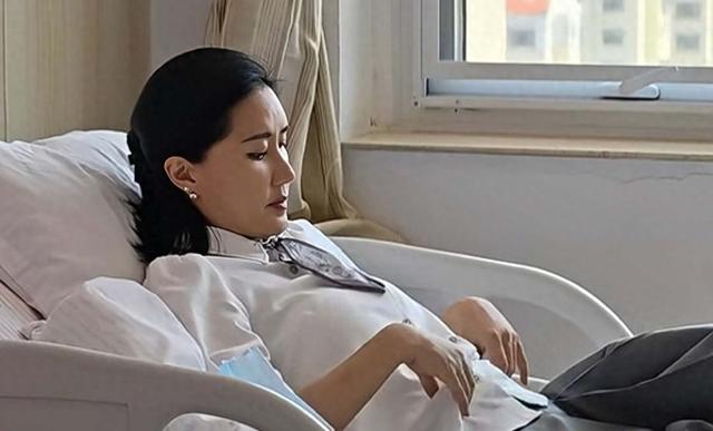 43岁艳星宣布怀孕，嫁给山东小伙结婚生子，网友争议背后藏着什么