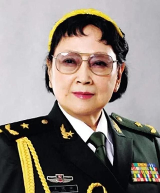 她是中国唯一影星少将，41岁丧子58岁丧夫，命运对她似乎格外严苛