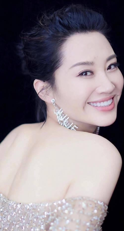 她一生 “风流成性、老少通吃”，撩汉无数，现如今56岁却依旧单身