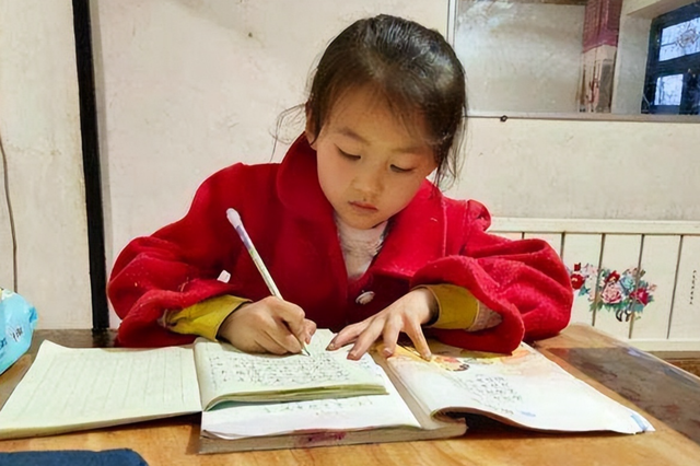 后悔吗？一笑成名拒绝百万签约的铁嘉欣	，4年过去如今过得怎么样