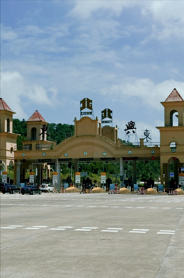 广西这座沿边、沿海、沿江的城市，一步横跨两国，10元直达越南！