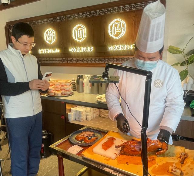 日坛公园旁，藏着一座“青松别院” 在锦鲤池边，吃老北京的漂亮饭