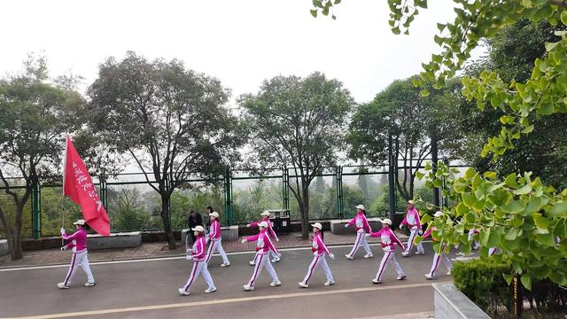 秋高气爽登高行 古都老人庆重阳——2025年河南省洛阳市庆重阳老年人登山活动侧记