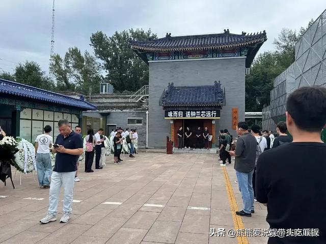 黄安到北京参加千百惠葬礼，向遗体祭拜献花，情绪崩溃在现场痛哭