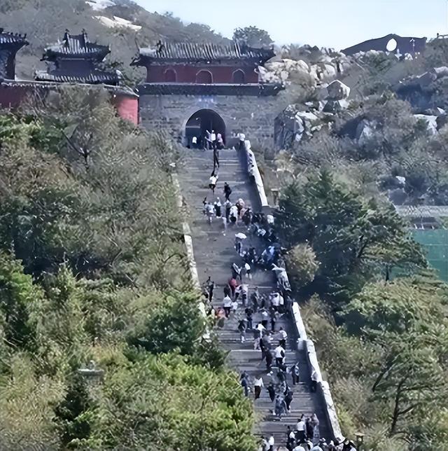 泰山失联20天小伙半月前找到！遗体藏200米悬崖缝，最后画面曝光