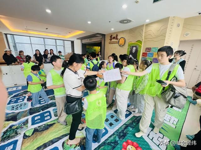 “探秘古生物 智趣共成长”：建邺多机构联合开展魔方趣味活动