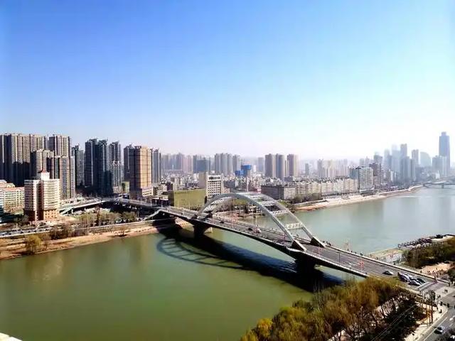 兰州开往银川的列车