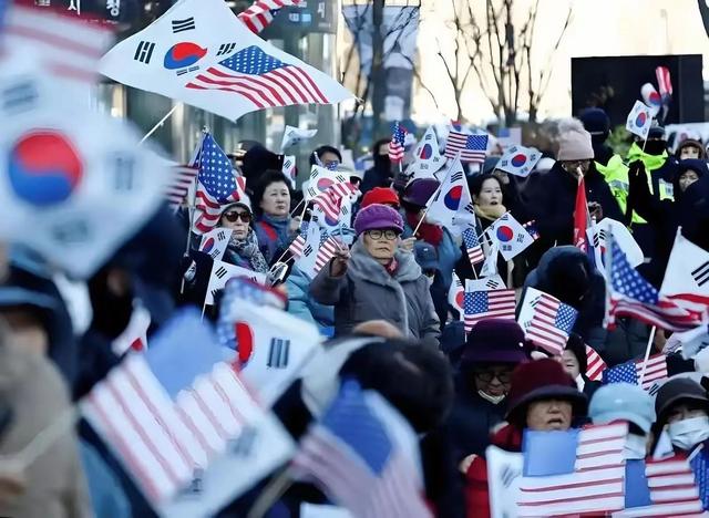 首尔爆发反华游行，韩国人疑惑：为什么中国人没有一丁点害怕？