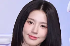 Minnie在宋雨琦肚子上比心，宋雨琦与Minnie的可爱日常图片