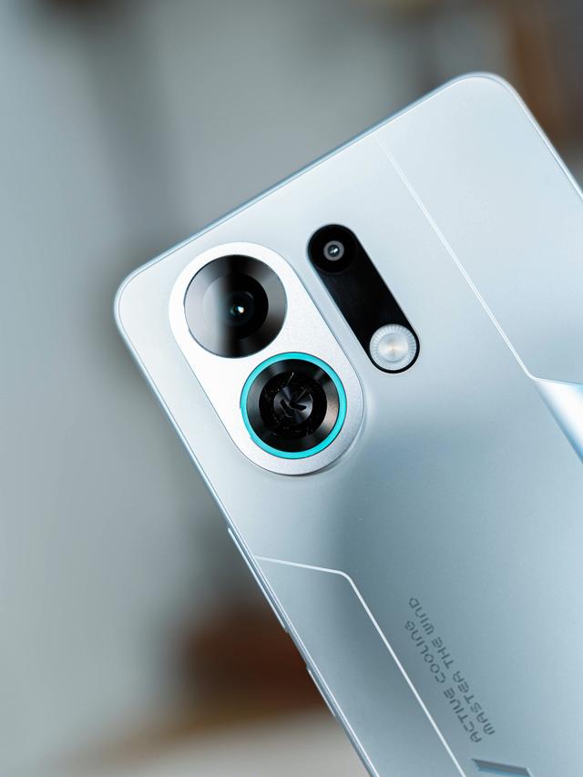OPPO K13 Turbo Pro「骑士银」图赏来啦！